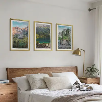 Večdelna slika v okvirju gorska pokrajina z mostom ob jezeru