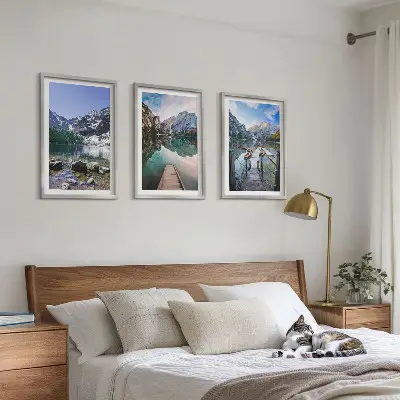 Večdelna slika v okvirju z motivom gora, jezer in lesenih pomolov