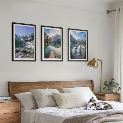 Večdelna slika v okvirju z motivom gora, jezer in lesenih pomolov