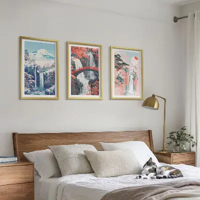 Večdelna slika v okvirju slapovi, gore, most in drevesa