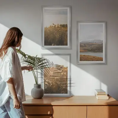 Večdelna slika v okvirju z motivom pokrajine s travniki, gorami in jezerom