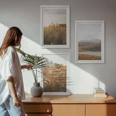 Večdelna slika v okvirju z motivom pokrajine s travniki, gorami in jezerom