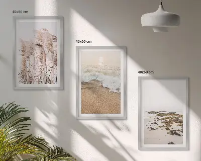 Večdelna slika v okvirju plaža s travo, valovi in kamni