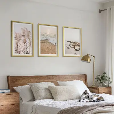 Večdelna slika v okvirju plaža s travo, valovi in kamni