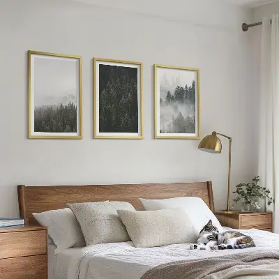 Triptih v okvirju z motivom zelenih gozdov v megli in narave