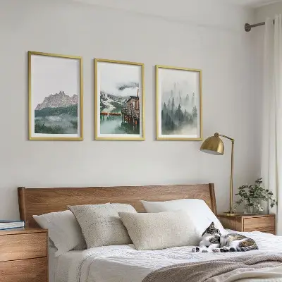 Komplet 3 slik v okvirju gore, jezero, koča in megla