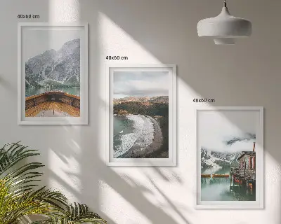 Večdelna slika v okvirju pokrajina z gorami, jezerom, čolnom in plažo