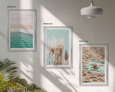 Set 3 slik v okvirju Klobuk iz trave na plaži z valovi
