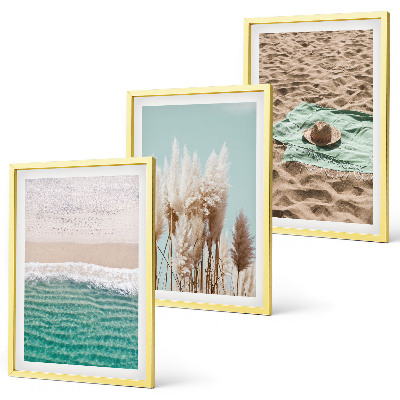Set 3 slik v okvirju Klobuk iz trave na plaži z valovi