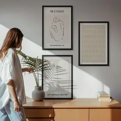 Triptih v okvirju z motivom črt in oblik v bež in beli barvi