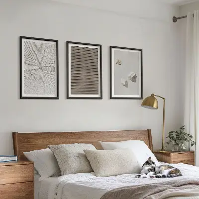 Večdelna slika v okvirju z motivom naravnih tekstur lesa in kamna