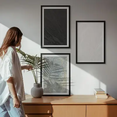 Triptih v okvirju z motivom barvnih elegantnih kamnitih struktur