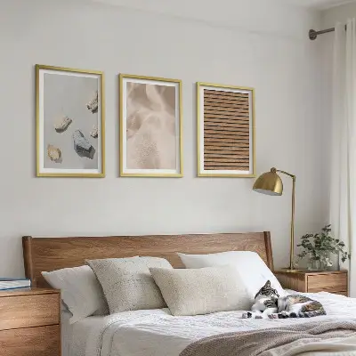 Večdelna slika v okvirju s teksturami kamna, lesa in tkanin