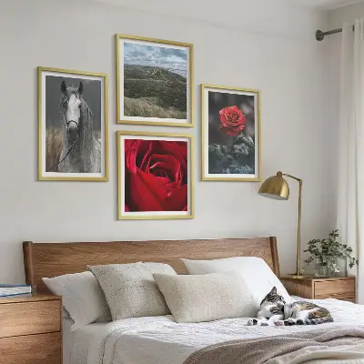 Komplet slik nad zofo rdeče vrtnice na sivi podlagi