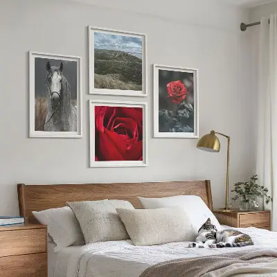 Komplet slik nad zofo rdeče vrtnice na sivi podlagi