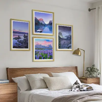 Pripravljena stenska galerija z motivi gorskih pokrajin, vode in cvetličnih polj