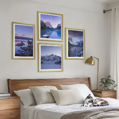 Komplet 4 slik v okvirju gorske pokrajine ob sončnem zahodu nad vodo