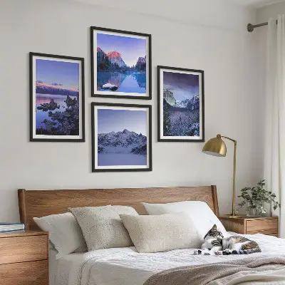 Komplet 4 slik v okvirju gorske pokrajine ob sončnem zahodu nad vodo