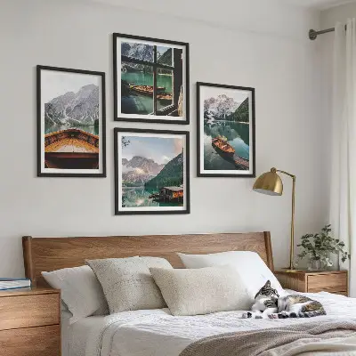 Komplet slik nad zofo z motivom jezera, gora, čolnov in koče ob oknu