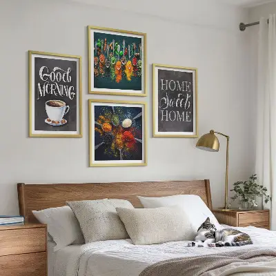 Pripravljena stenska galerija začimbe, kava, skodelica in zelišča