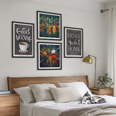 Pripravljena stenska galerija začimbe, kava, skodelica in zelišča