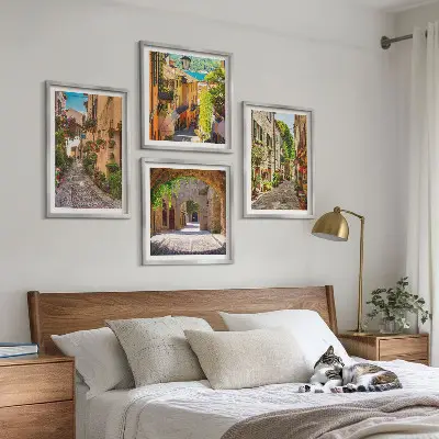 Pripravljena stenska galerija italijanske ulice s cvetjem in arhitekturo