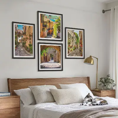 Pripravljena stenska galerija italijanske ulice s cvetjem in arhitekturo