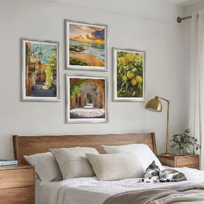 Pripravljena stenska galerija slikovite ulice ob morju in plaža