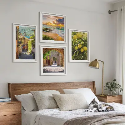 Pripravljena stenska galerija slikovite ulice ob morju in plaža
