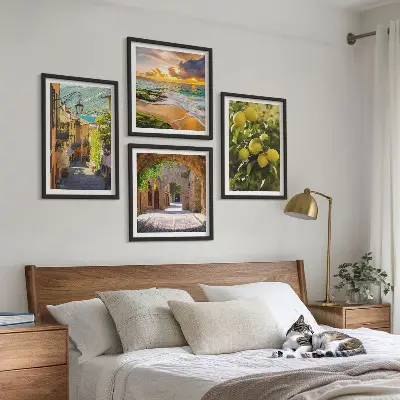 Pripravljena stenska galerija slikovite ulice ob morju in plaža