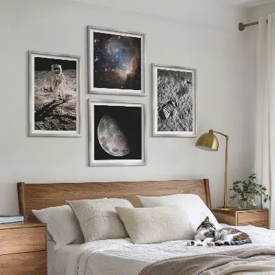 Fotografija sledi astronavta na Luni set 4 slik v okvirju