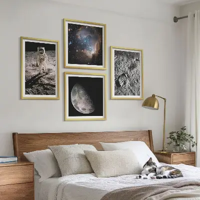 Fotografija sledi astronavta na Luni set 4 slik v okvirju