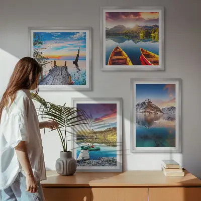 Pripravljena stenska galerija z motivi gora, jezera in čolna v pokrajini