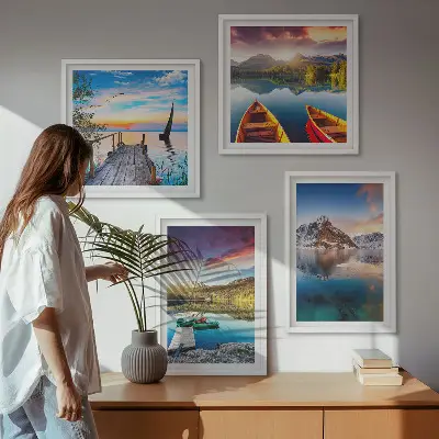 Pripravljena stenska galerija z motivi gora, jezera in čolna v pokrajini
