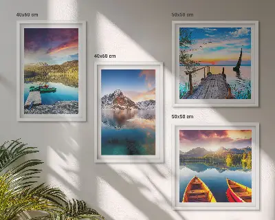 Pripravljena stenska galerija z motivi gora, jezera in čolna v pokrajini