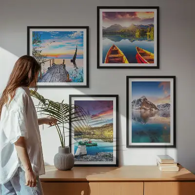 Pripravljena stenska galerija z motivi gora, jezera in čolna v pokrajini