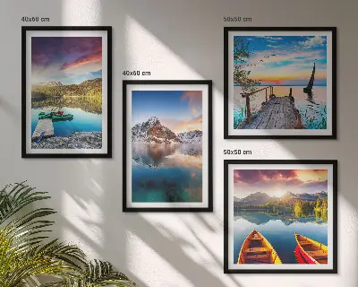 Pripravljena stenska galerija z motivi gora, jezera in čolna v pokrajini