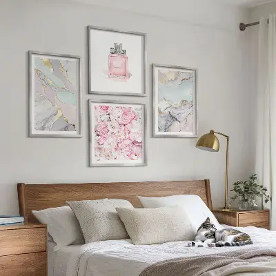 Pripravljena stenska galerija rožnati cvetovi v marmornem pastelu