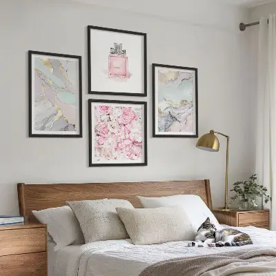 Pripravljena stenska galerija rožnati cvetovi v marmornem pastelu