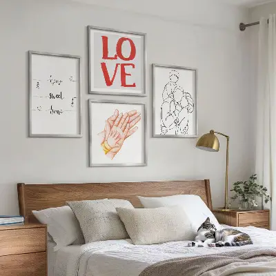 Komplet štirih ilustracij hišnih številk v okvirju družinske ilustracije