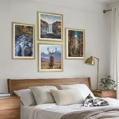 Pripravljena stenska galerija z motivom slapu, gozda, gora in jelena v naravi