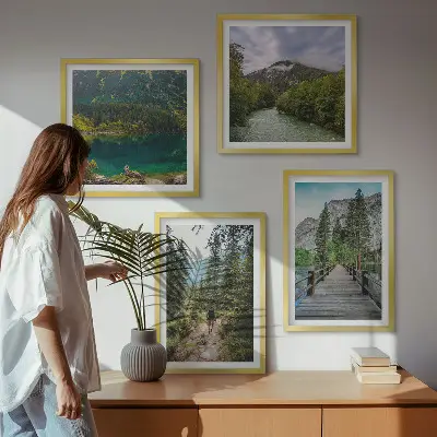 Komplet štirih slik v okvirju z motivi gora, jezer, gozdov in poti