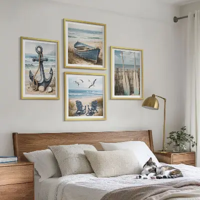 Pripravljena stenska galerija s motivom sidra, čolna, vesel in plaže