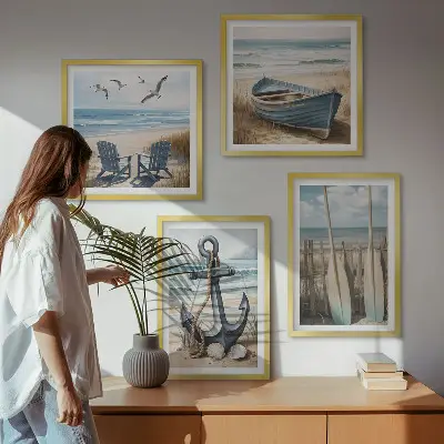 Pripravljena stenska galerija s motivom sidra, čolna, vesel in plaže