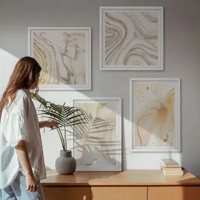 Komplet slik nad zofo z motivom subtilnih abstraktnih vzorcev