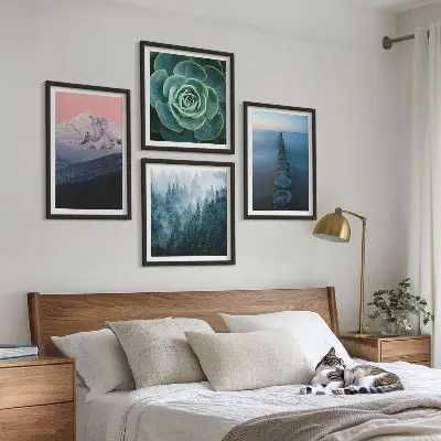 Pripravljena stenska galerija z motivom gora, rožnatega neba, vode in sukulent