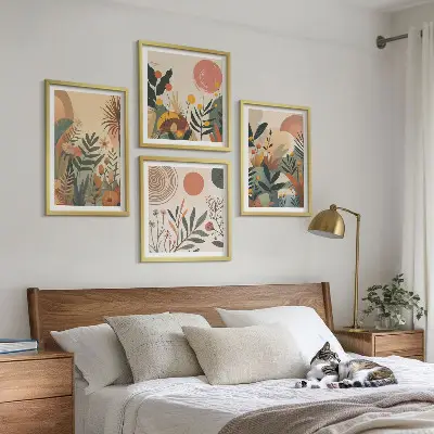 Pripravljena stenska galerija z rastlinskimi motivi v barvah