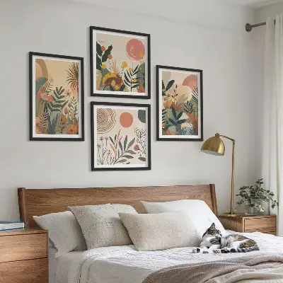 Pripravljena stenska galerija z rastlinskimi motivi v barvah