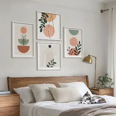 Pripravljena stenska galerija s sodobnimi rastlinskimi motivi