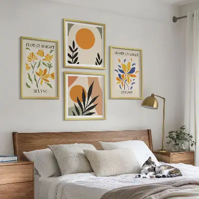 Pripravljena stenska galerija cvetlični plakati z motivi Pariza in Milana